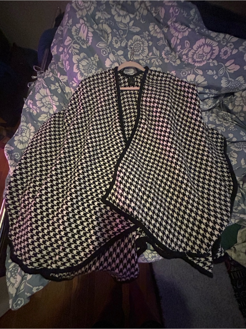 V. FRAAS Black & White Houndstooth Cape